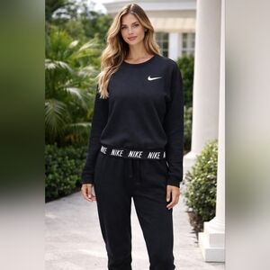 Nike Women's Black Sweatshirt with Logo Hem